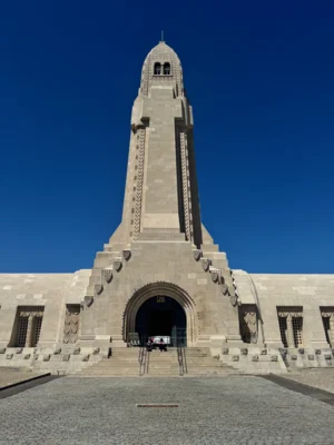 Das Beinhaus von Douaumont  (Bild vergr&ouml;&szlig;ern)