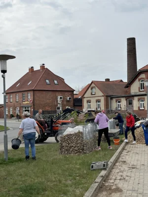 Vorschaubild: Fleißige Unterstützer beim Befüllen der Gabionen