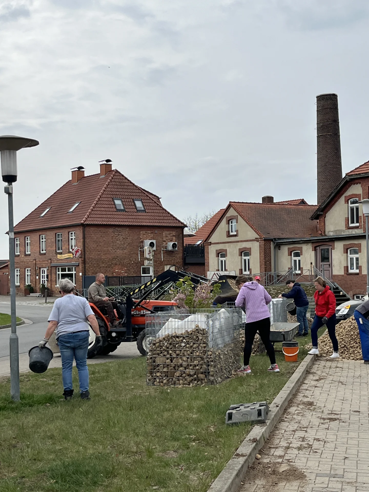 Bild: Fleißige Unterstützer beim Befüllen der Gabionen