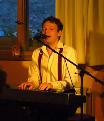 Foto des Albums: Môrre aus Leipzig singt am Piano Lieder vom kleinen Prinzen & Kinderlieder für Erwachsene