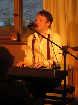 Foto des Albums: Môrre aus Leipzig singt am Piano Lieder vom kleinen Prinzen & Kinderlieder für Erwachsene