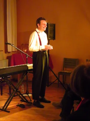 Foto des Albums: Môrre aus Leipzig singt am Piano Lieder vom kleinen Prinzen & Kinderlieder für Erwachsene