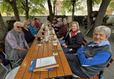 Mittagsrast im Biergarten "Hopfenhaus" (Foto Rainer Tremmel) 