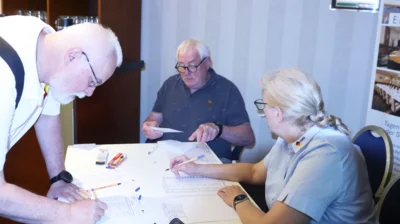 Gerhard Schmidt (Landesverband Nordbaden, links) wird von der Mandatspr&uuml;fungskommssion mit Werner Heckmann und Nicole M&uuml;ller begr&uuml;&szlig;t. 