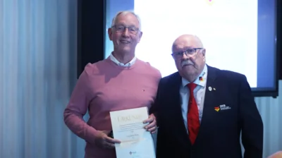 Joachim Kott vom Landesfachverband Hamburg (LFV Hamburg) erhielt von DKB-Pr&auml;sidenten Uwe Oldenburg das DKB-Verdienstabzeichen in Bronze. 