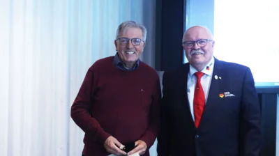 J&uuml;rgen Weigang vom Landesverband Niedersachsen wurde von DKB-Pr&auml;sidenten Uwe Oldenburg mit dem DKB-Verdienstabzeichen in Gold geehrt. 