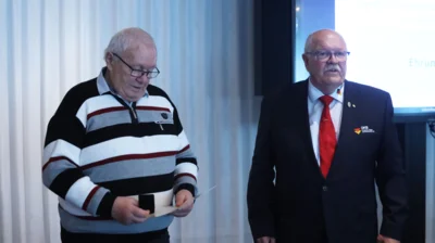... wurde von DKB-Pr&auml;sidenten Uwe Oldenburg ebenfalls das DKB-Verdienstabzeichen in Gold &uuml;berreicht. 