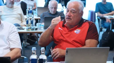Jochen Janson in der Diskussion. Der Pr&auml;sident des Landesverbandes Hessen (HKBV)  geh&ouml;rte auch zu den vier Trainer:innen des Jahres 2025, die auf der Bundesversammlung verk&uuml;ndet wurden. 