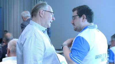 Diskussionen auf der Bundesversammlung. 