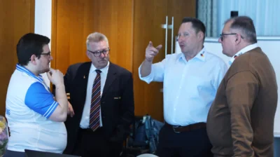 Diskussionen auf der Bundesversammlung. 