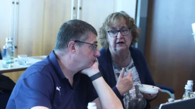 Diskussionen auf der Bundesversammlung. 