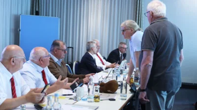 Diskussionen auf der Bundesversammlung. 