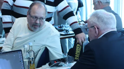 Bernd Ke&szlig;meier, Pr&auml;sident des Landesverbandes Nordrhein-Westfalen (WKV) informiert sich vorsorglich bei Wolfram Beck &uuml;ber die Aufgaben eines gastgebenden Landesverbandes bei der Durchf&uuml;hrung einer Bundesversammlung. 