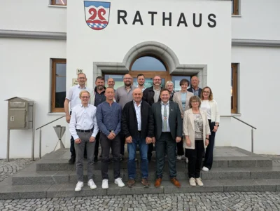 Das neue Gremium mit B&uuml;rgermeister Andreas Eckl (vo.2.v.r.), seinem Stellvertreter Eberhard Prei&szlig; (vo.3.v.r.) und seinem weiteren Stellvertreter Matthias Schedlbauer (vo.4.v.r.).  (Bild vergr&ouml;&szlig;ern)