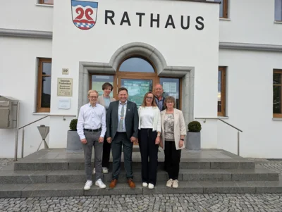 B&uuml;rgermeister Andreas Eckl (3.v.l.) mit den neu gew&auml;hlten Gemeinderatsmitgliedern Timo Ziselsberger (v.l.), Nicola Wittmann, Judith Wurzer, Walter Brunnbauer und Anja Brunnbauer.  (Bild vergr&ouml;&szlig;ern)