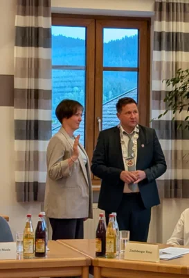 Nicola Witmann (FWG Prackenbach) leistete ihren Eid.  (Bild vergr&ouml;&szlig;ern)