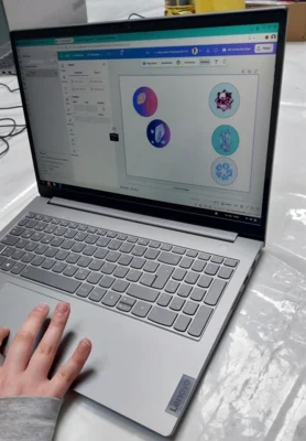 Digital-AG Klasse 6: Buttons gestalten mit Canva  (Bild vergr&ouml;&szlig;ern)