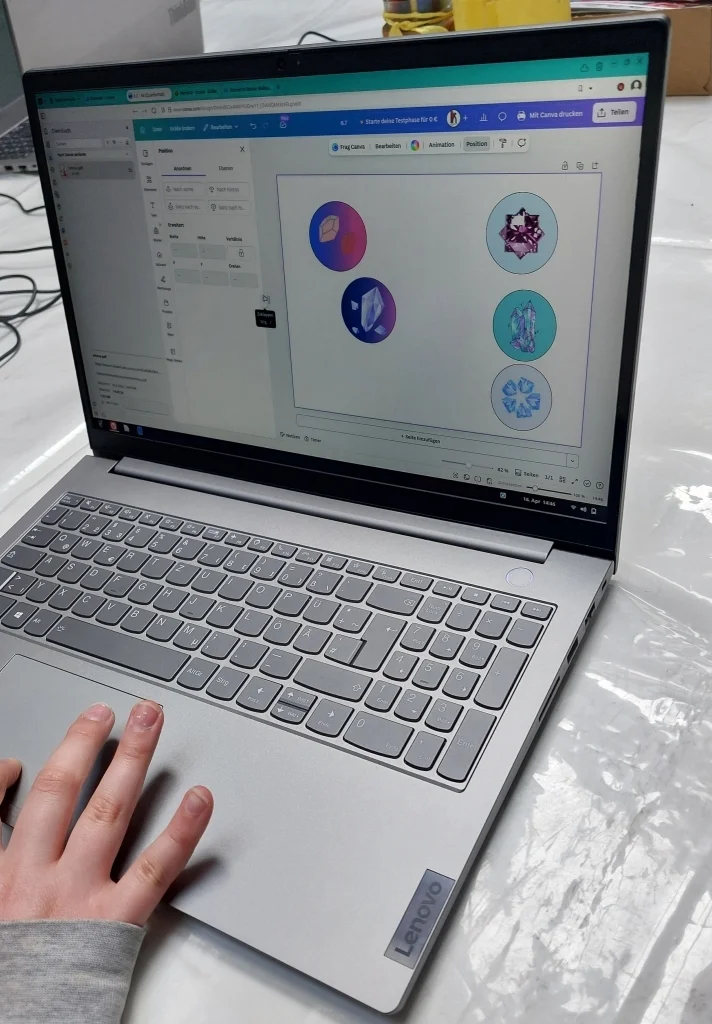 Bild: Digital-AG Klasse 6: Buttons gestalten mit Canva
