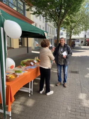 Marga informiert Sven  (Bild vergr&ouml;&szlig;ern)
