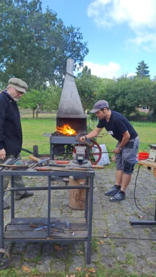Schmiede der Handwerkergruppe des Heimat- & Kulturvereins Gro&szlig; Lafferde  (Bild vergr&ouml;&szlig;ern)