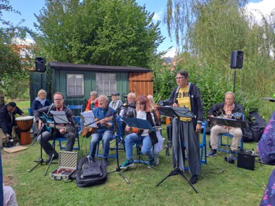 Trommel- & Gitarrengruppe des CVJM Stederdorf  (Bild vergr&ouml;&szlig;ern)