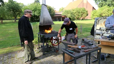 Schmiede der Handwerkergruppe des Heimat- & Kulturvereins Gro&szlig; Lafferde  (Bild vergr&ouml;&szlig;ern)