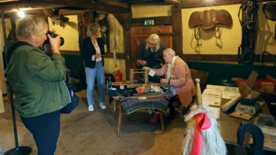 Weben mit Vera Vahl & Regina Eggers  (Bild vergr&ouml;&szlig;ern)