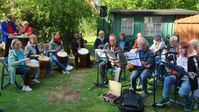 Trommel- & Gitarrengruppe des CVJM Stederdorf  (Bild vergr&ouml;&szlig;ern)