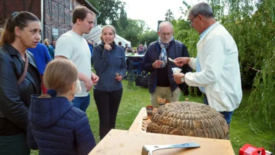 Honigverkostung mit Joachim Freund  (Bild vergr&ouml;&szlig;ern)