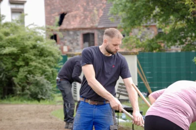 Schricke putzt sich  (Bild vergr&ouml;&szlig;ern)