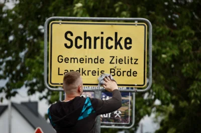 Schricke putzt sich  (Bild vergr&ouml;&szlig;ern)
