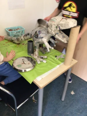 Foto des Albums: Ein Dino entsteht im Hort