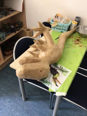 Foto des Albums: Ein Dino entsteht im Hort