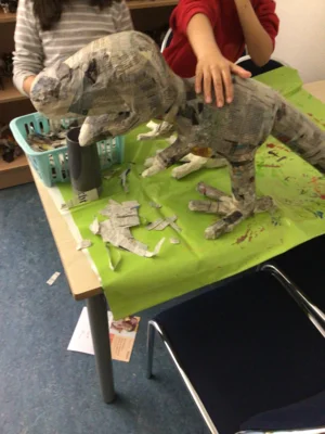 Foto des Albums: Ein Dino entsteht im Hort