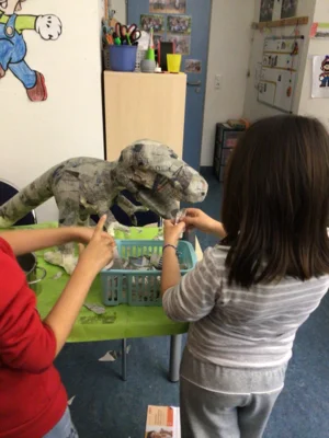 Foto des Albums: Ein Dino entsteht im Hort