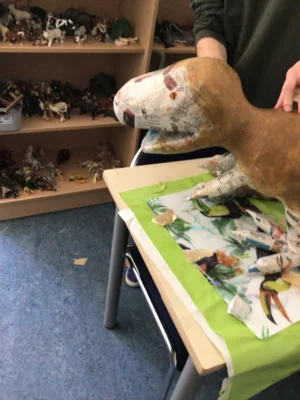 Foto des Albums: Ein Dino entsteht im Hort