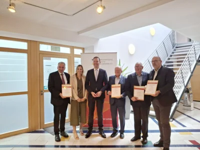 Aufgrund seiner Verdienste f&uuml;r die BDMV wurde Paul Lehrieder (links) zum Ehrenpr&auml;sident ernannt. Ehrenmitglieder wurden Ernst Oestreicher (3. von rechts), Michael Weber (2. von rechts) und Heiko Schulze (rechts). Es gratulierten Gesch&auml;ftsstellenleiterin Antonia Stricker und Pr&auml;sident Felix Schreiner MdB  (Bild vergr&ouml;&szlig;ern)
