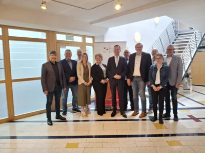 Das neue Pr&auml;sidium der BDMV mit der Gesch&auml;ftsstellenleiterin (von links): Dr. Frank Elbert, Torsten Ellmann, Joachim Engler, Antonia Stricker, Jutta Mettig, Felix Schreiner MdB, Friedrich Kulke, Kay Prie&szlig;, Olaf Biermann, Sarah Nehring und Thorsten Zywietz. Es fehlen Sonja Lenz und Nicolas Ruegenberg  (Bild vergr&ouml;&szlig;ern)