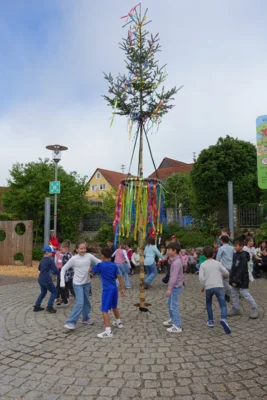 Foto des Albums: Tanz in den Mai bei der Grundschule Ellenberg
