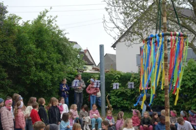 Foto des Albums: Tanz in den Mai bei der Grundschule Ellenberg