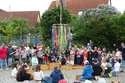 Foto des Albums: Tanz in den Mai bei der Grundschule Ellenberg