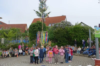 Foto des Albums: Tanz in den Mai bei der Grundschule Ellenberg