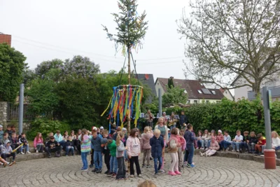 Foto des Albums: Tanz in den Mai bei der Grundschule Ellenberg