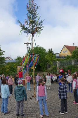 Foto des Albums: Tanz in den Mai bei der Grundschule Ellenberg