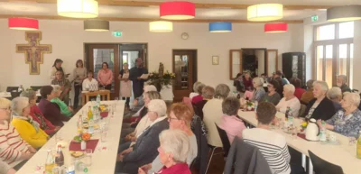 Gemeinsam mit Ruhestandspfarrer Alexander feierten die Senioren eine Maiandacht.  (Bild vergr&ouml;&szlig;ern)