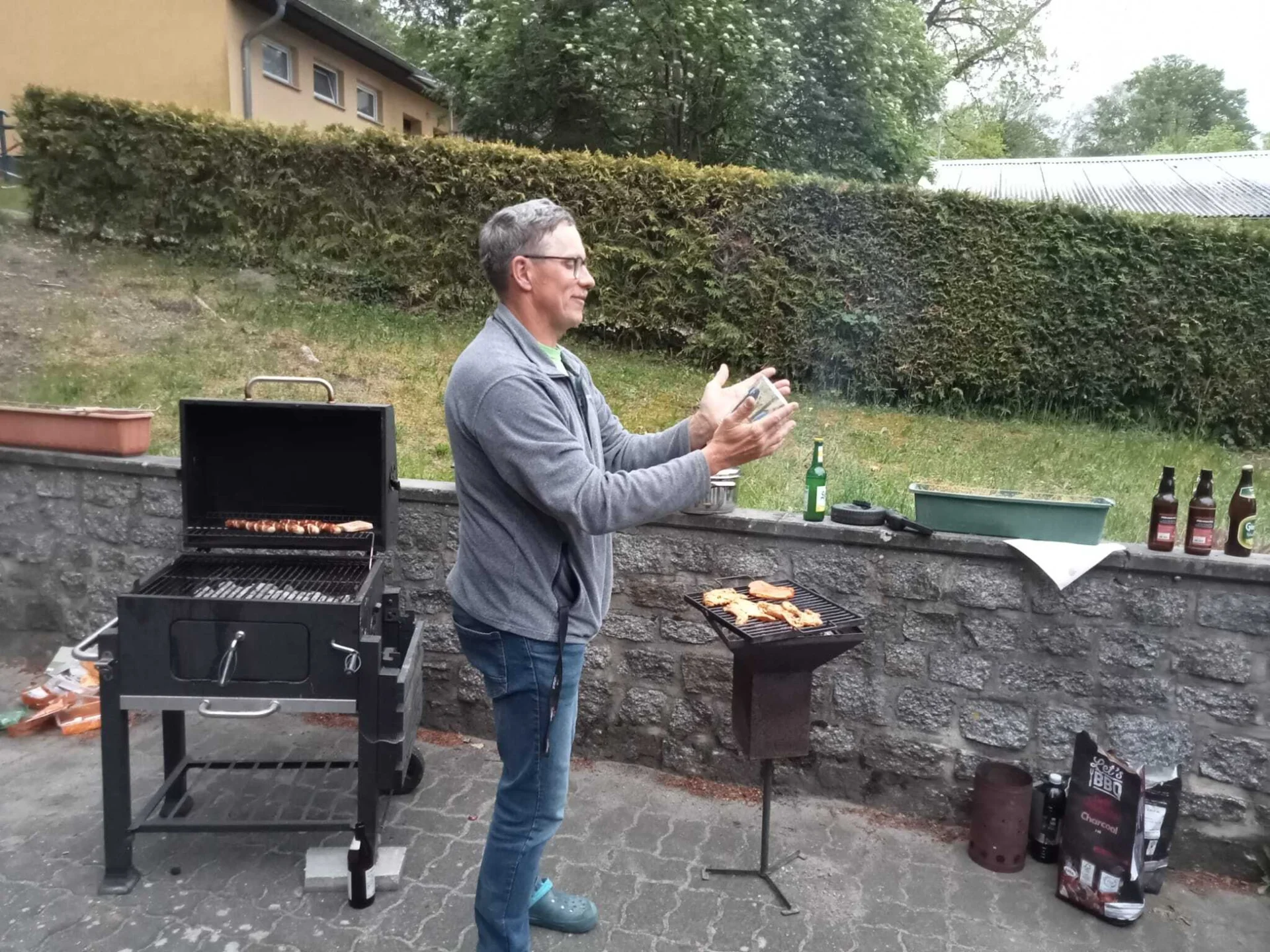 Bild: Rene schaut auch den Becher an