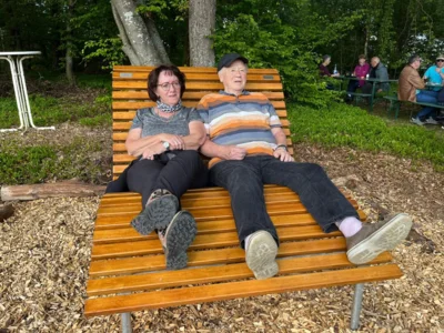 10 Bank und Besucher 