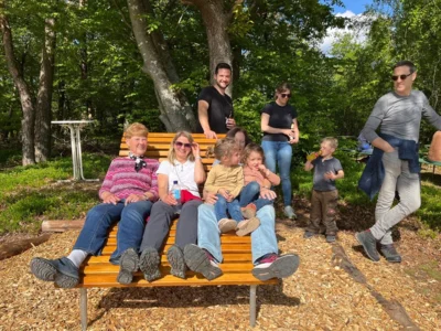 8 Bank und Besucher 