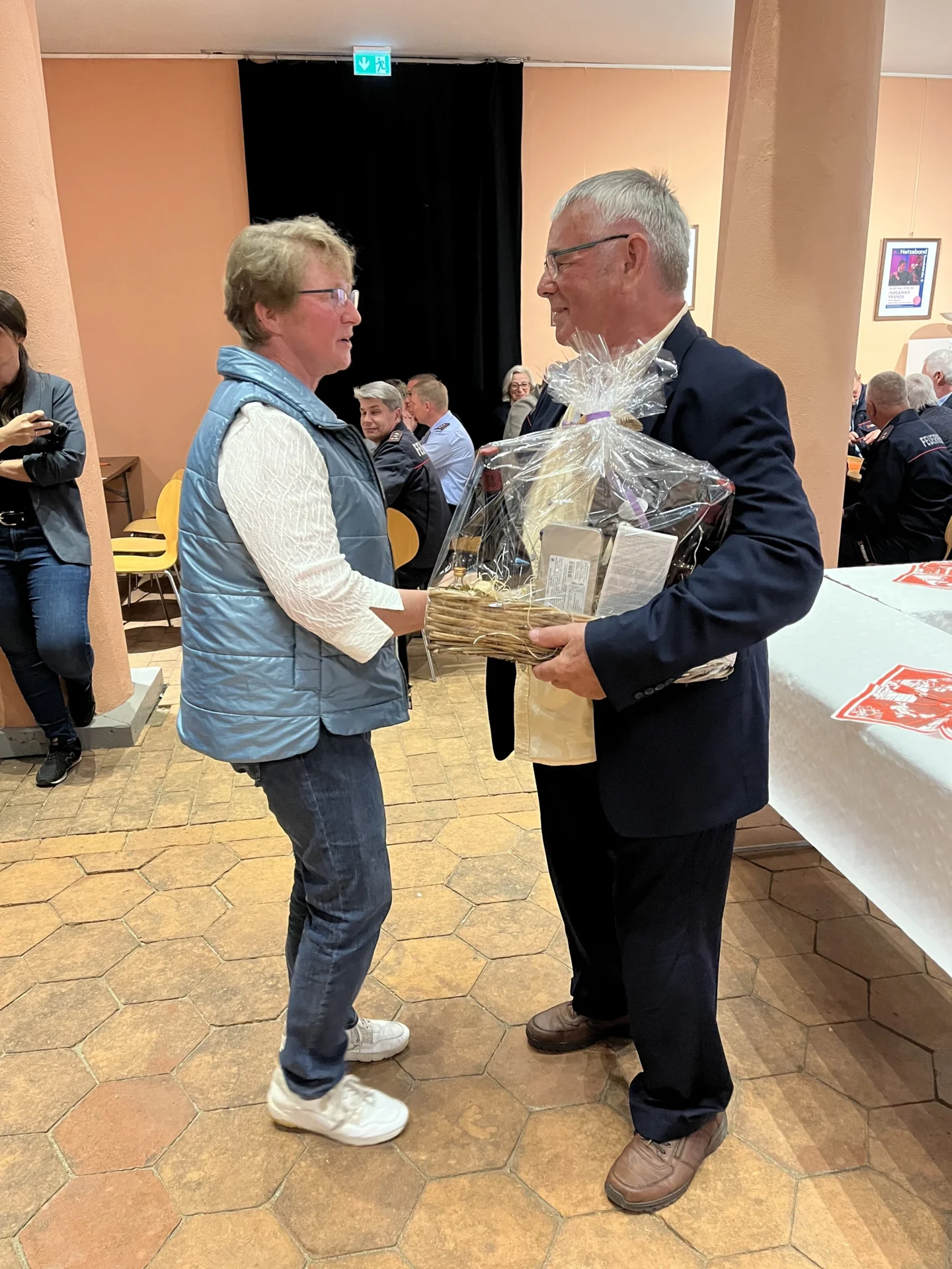 Bild: Bürgermeisterin der Gemeinde Märkisch Linden, Jana Schmidt, gratuliert Jubilar Herrn Eckard Wegener zu 50 Jahren Treue Dienste