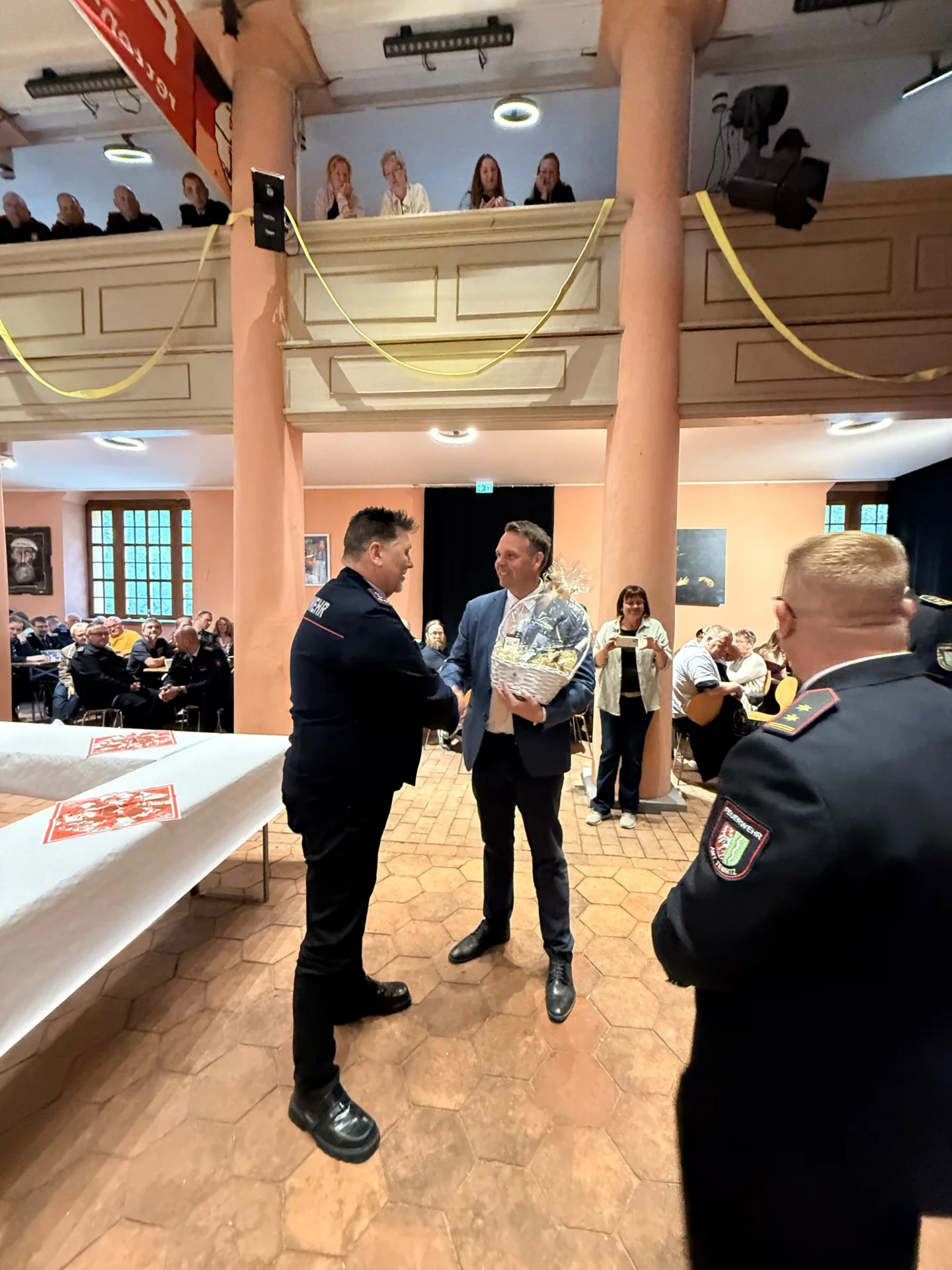 Bild: Kamerad René Plaue erhält das Ehrenkreuz des Kreisfeuerwehrverbandes OPR
